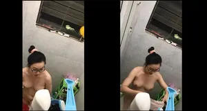 Quay lén nữ học sinh cạnh nhà tắm