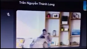 Học online quên không tắt camera lộ cảnh bồ đang bú mút