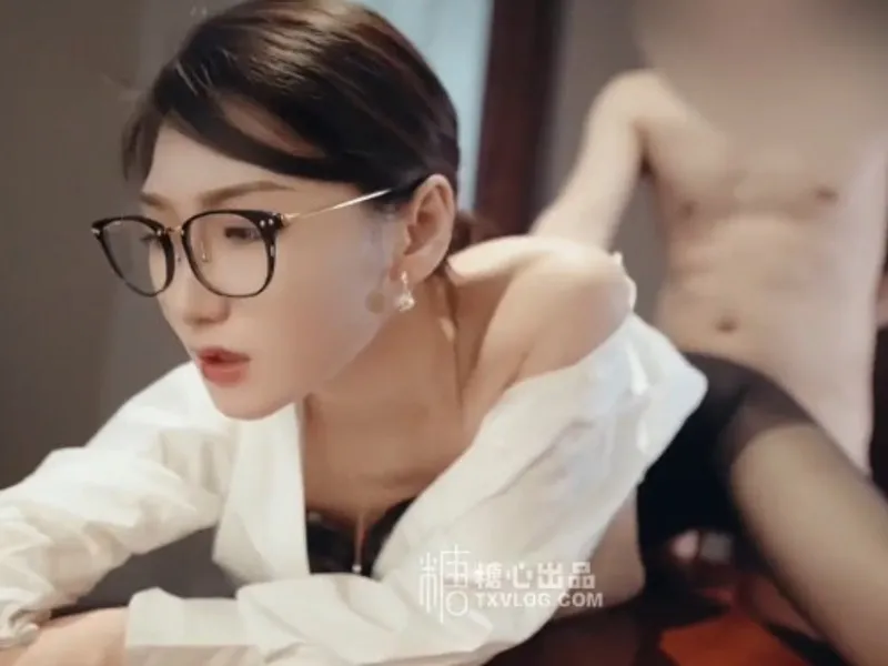 Vào phòng riêng được tiền bối nữ nứng liếm dương vật cho