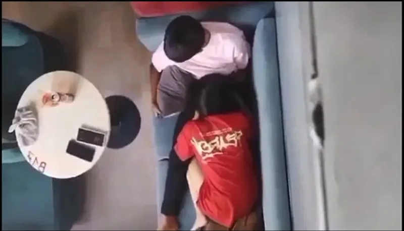 Quay lén người yêu mút liếm cho gấu nơi công cộng