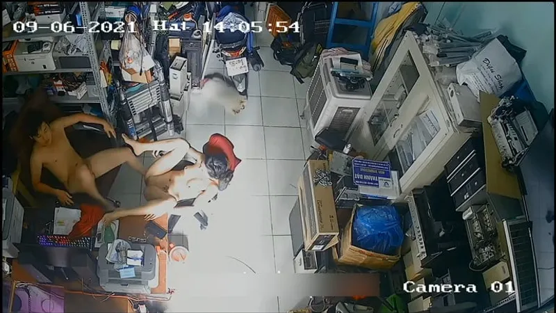 Cô vợ ông xã phang nhau trong của hàng máy tính